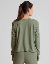 Load image into Gallery viewer, BEYOND YOGA Featherweight Daydreamer Pullover Grey Sage Heather
